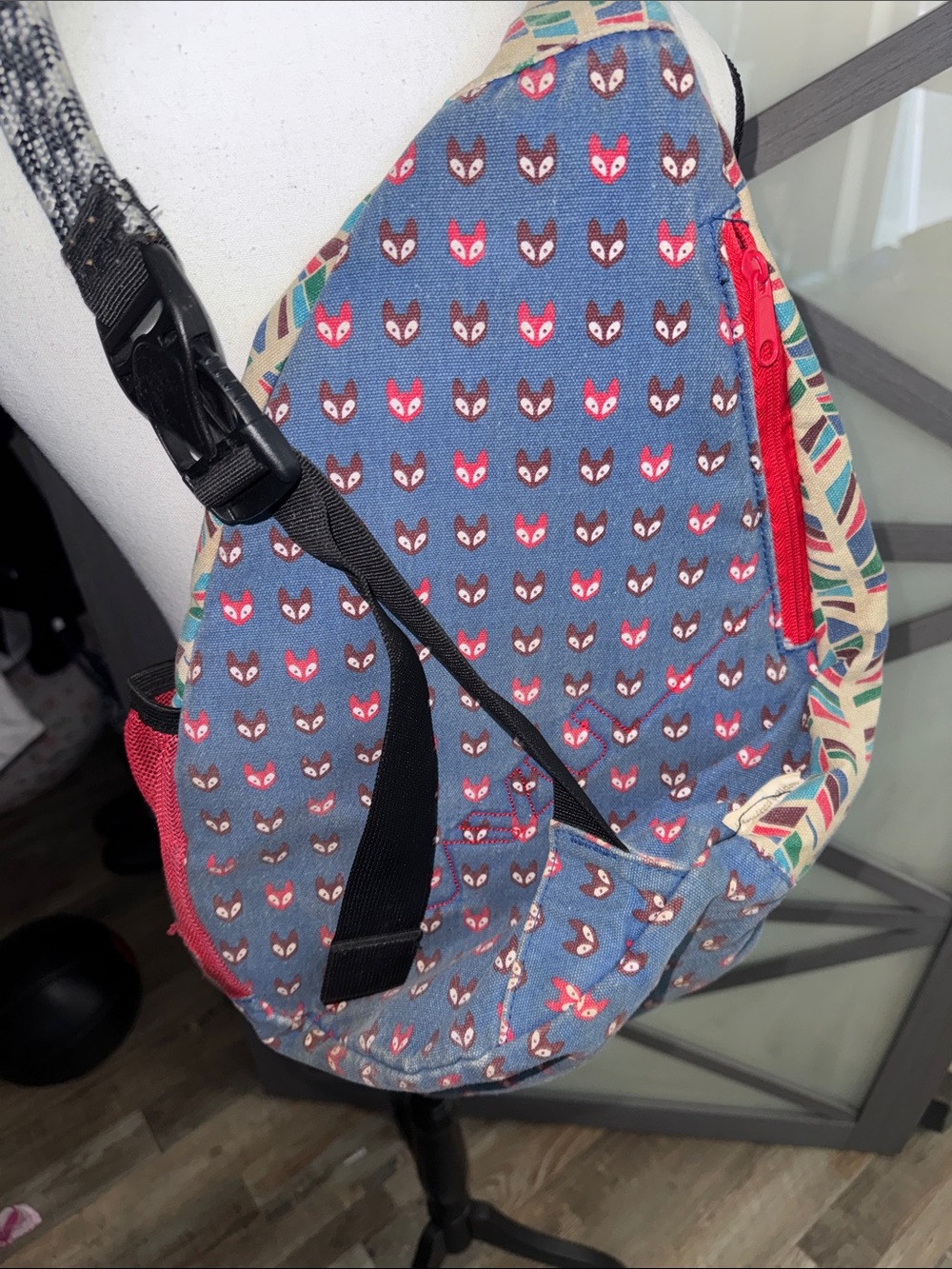 Kavu Cream Chevron Sling with Blue Fox Print and Red Trim - Picture 6 of 9